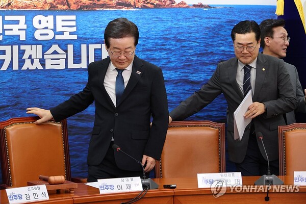 코로나19에 확진됐던 더불어민주당 이재명 대표가 28일 오전 서울 여의도 국회에서 열린 최고위원회의에 참석하고 있다. 연합뉴스