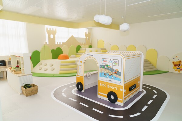 롯데는 지난 1월 4일 폐교인 전라남도 여수시 화양면 나진초등학교 용창분교에 'mom편한 놀이터' 27호점을 개소했다.