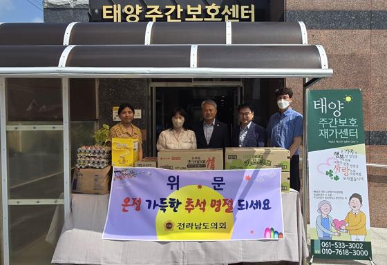 박성재 의원이 추석을 앞두고 사회복지시설을 방문해 위문품을 전달하고 있다. (사진=전남도의회)