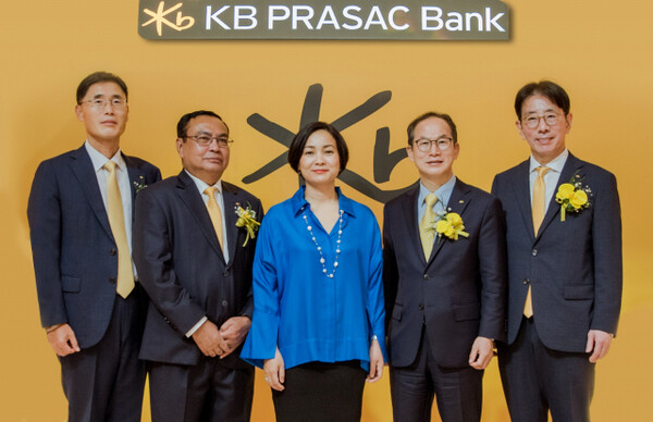 캄보디아 프놈펜 소피텔호텔에서 개최된 KB프라삭은행 그랜드 오프닝 행사. 양종희 회장(가운데 오른쪽)이  이재근 KB국민은행장(맨 오른쪽) , 체아 세레이 캄보디아중앙은행 총재(가운데), 옴쌈은 KB프라삭은행장(가운데 왼쪽), 김현종 KB프라삭은행 부행장(맨 왼쪽)과 함께 한 모습. KB금융 제공.