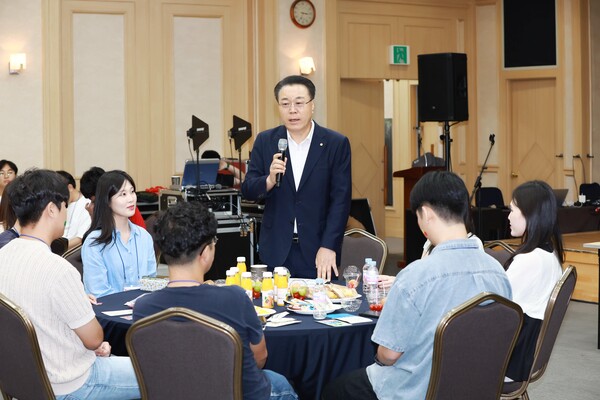 힐링캠프에서 구복규 군수가 격려의 말을 전하고 있다. (사진=화순군)