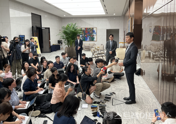 4일 이복현 금융감독원장이 ‘가계대출 실수요자 및 전문가 현장 간담회’ 이후 언론 백브리핑을 한 모습.