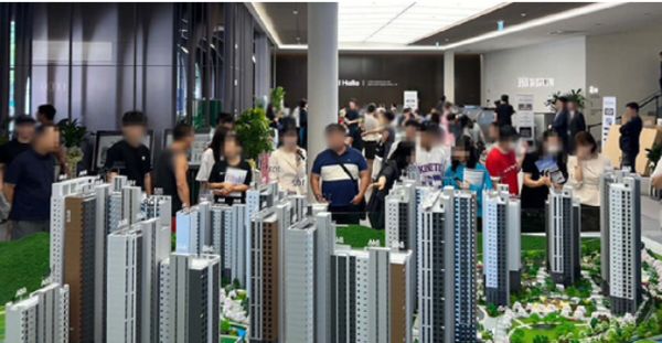 HL디앤아이한라가 경기도 용인시 처인구 에버라인 둔정역 역세권에서 합리적 분양가를 내세워 중소형 중심의 대단지 아파트 ‘용인 둔전역 에피트’(사진 모델하우스 내 모형)을 본격 분양한다.