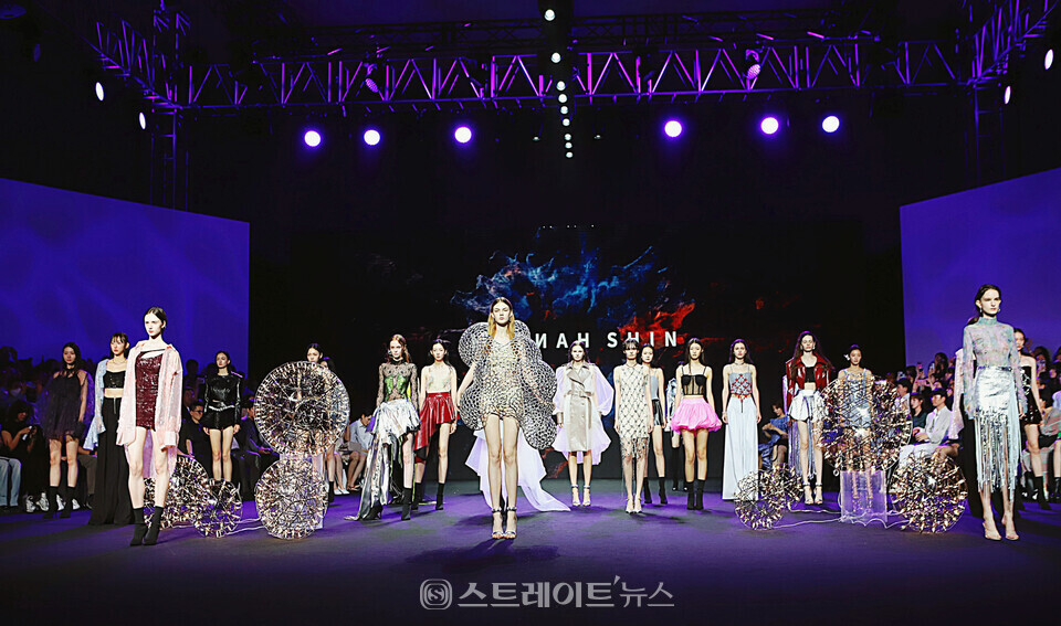 서울패션위크 '한나신' 2025 S/S 컬렉션 피날레. 양용은 기자 taeji1368@naver.com