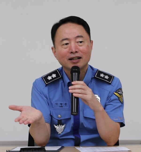 이명준 서해해경청장이 함정장들과 불법 외국어선 단속 강화 방안에 대해 의견을 나눴다.(사진=서해해경)