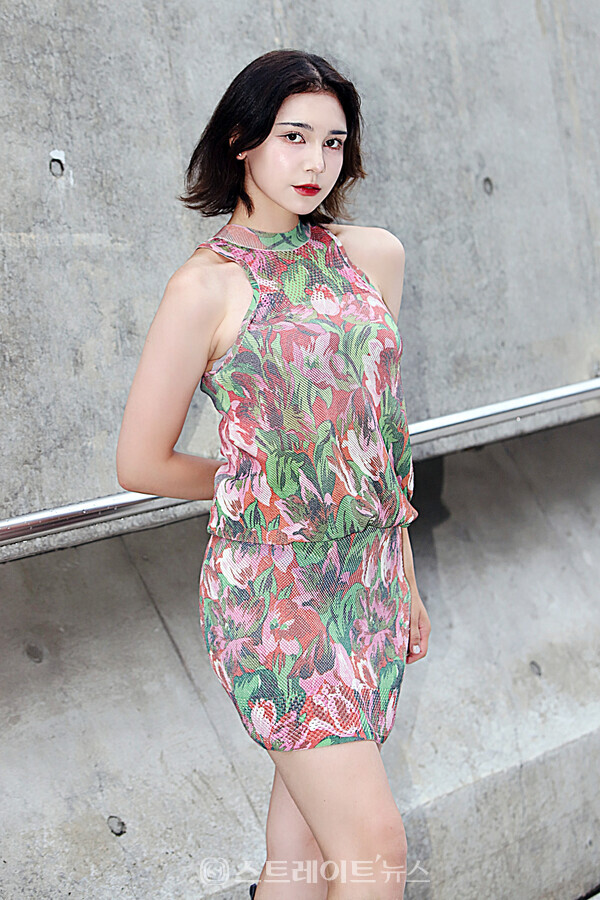 DDP 어울림광장에서 외국인 패션 피플. 양용은 기자 taeji1368@naver.com