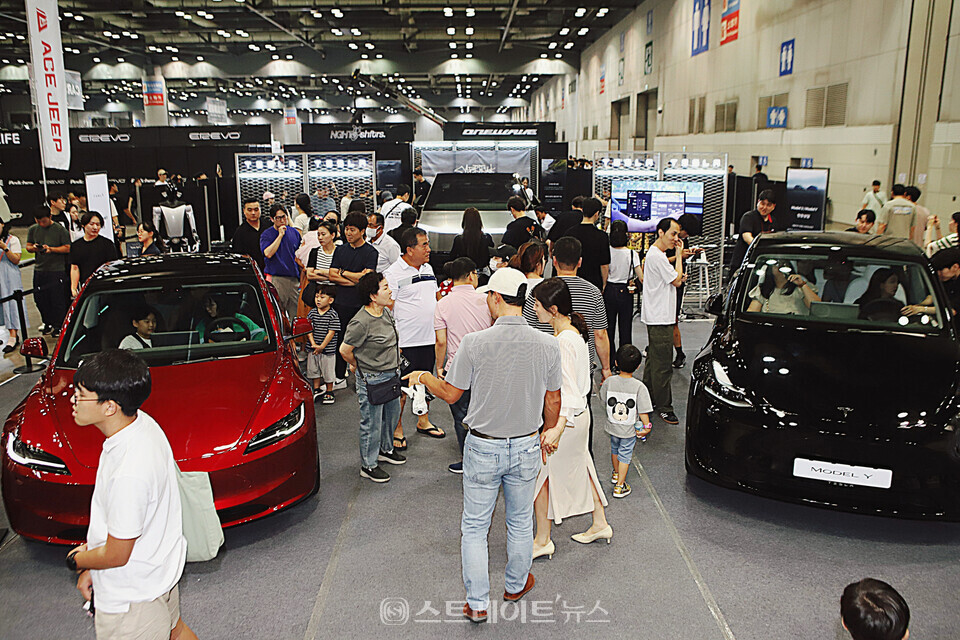 2024 오토살롱위크를 찾은 관람객들이 테슬라 부스에 전시된 사이버트럭, 모델3, 모델Y를 구경하고 있다. 양용은 기자 taeji1368@naver.com
