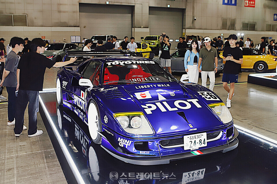 2024 오토살롱위크 피치스그룹코리아의 ‘카 라이프 스타일 특별관’에 전시된 리버티 워크 페라리 F40. 양용은 기자 taeji1368@naver.com