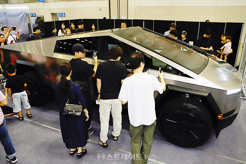 2024 오토살롱위크를 찾은 관람객들이 테슬라 부스에 전시된 사이버트럭을 구경하고 있다. 양용은 기자 taeji1368@naver.com