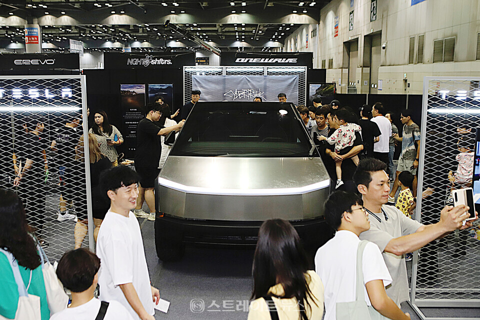 2024 오토살롱위크를 찾은 관람객들이 테슬라 부스에 전시된 사이버트럭을 구경하고 있다. 양용은 기자 taeji1368@naver.com