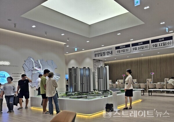 '광주태전 경남아너스빌 리미티드' 모델라우스 내 모형 관람객. (사진 : 이준혁 기자)