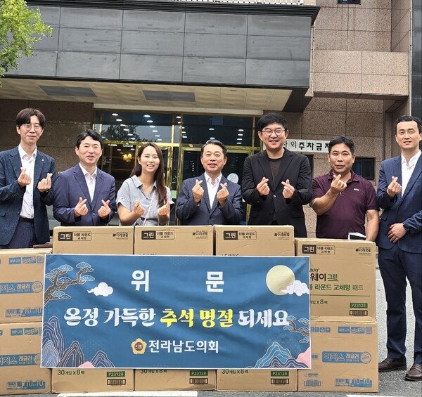 이재태 전남도의원이 사회복지시설을 찾아 위문품을 전달하고 있다. (사진=전라남도의회)