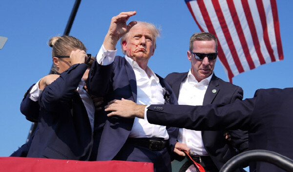  유세 중 발생한 총격에 긴급히 대피하는 트럼프 전 미국 대통령. 연합뉴스 제공.