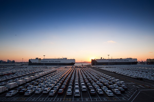 평택항에서 선적 대기중인 자동차 행렬. 경기 평택시 제공.