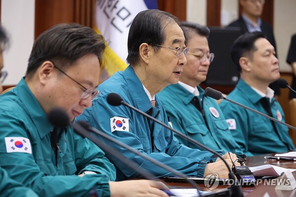 한덕수 국무총리가 12일 서울 종로구 정부서울청사에서 열린 중앙재난안전대책본부 회의를 주재하고 있다. 연합뉴스