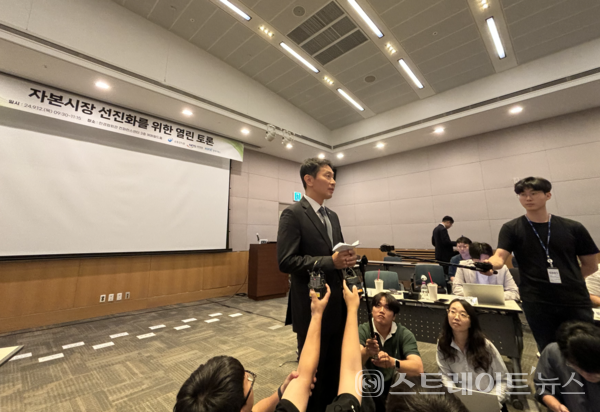 이복현 금융감독원장이 12일 ‘자본시장 선진화를 위한 열린토론’ 이후 언론 백브리핑을 한 모습.