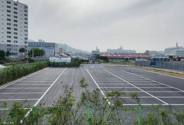 목포시가 도심 주차문제를 해결하기 위해 마련한 용당빗물펌프장 인근에 조성된 주차장 전경.(사진=목포시)