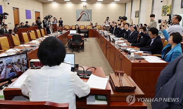 13일 오전 서울 여의도 국회 과학기술정보방송통신위원회에서 경찰의 방송통신심의위원회 사무실 압수수색과 관련해 긴급 현안질의가 야당 단독으로 열리고 있다. 이날 질의에 류희림 방송통신심의위원회장과 김태규 방송통신위원장 직무대행은 출석하지 않았다. 연합뉴스