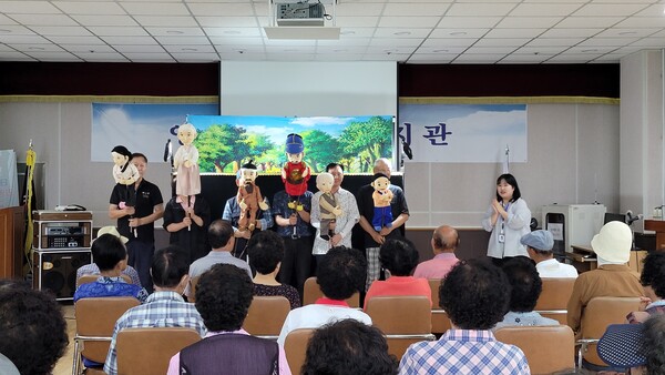 영관군노인복지관에서 소중한 지게 인형극이 진행되고 있다. (사진=영광군)