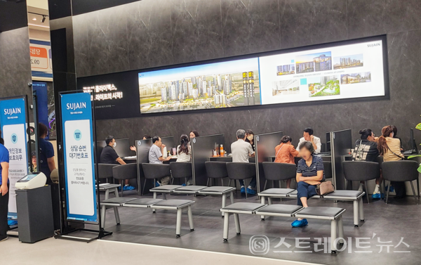 김포 걸포와 북변의 대장 단지로 자리매김할  모두 3058가구 규모의 '한강 수자인 오브센트'의 평일 상담창구.( 사진 함영원 기자)