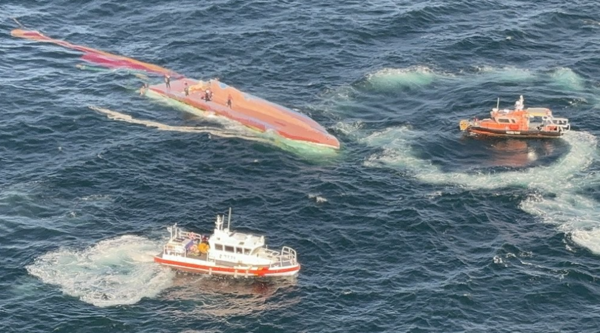16일 오전 전북 군산시 십이동파도 인근 해상에서  전복된 어선 구조작업 중인 해경. 연합뉴스 제공.