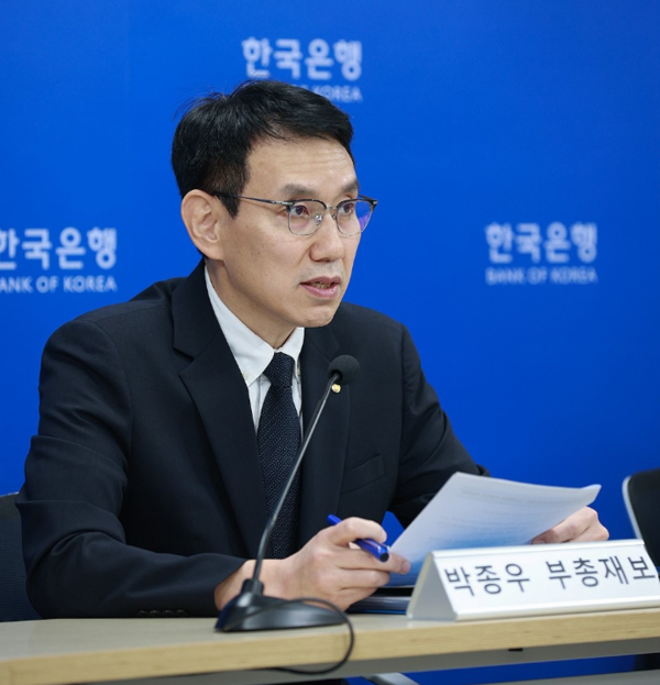 지난 12일 통화정책신용보고서 설명회에서 발언하는 박종우 한국은행 부총재보.  이날 박 부총재보는 "주택 거래량도 7월 말∼8월 초를 정점으로 감소하는 추세라 일단 가계대출 증가세가 둔화할 것으로 예상하지만, 이러한 흐름이 이어질지는 아직 불확실성이 남아 있다"고 말했다. 한국은행 제공.