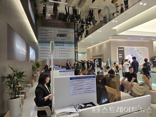 경기도 수원에서 분양가 상한제의 가격 경쟁력을 앞세운 교육특화 아파트, '북수원 이목지구 대방 디에트르 더 리체'가 19일 특별공급을 시작으로 수도권 청약시장 공략에 나선다. (사진 : 함영원 기자)