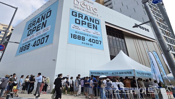 대방건설이 분양 중인 '대방 디에트르 더리체'는 서울의 대치동과 목동의 유명 학원가로 변신 예정인 북수원 이목지구의 중심에 자리한다. 한 방문객은 이 단지가 쾌적한 주거환경에 자녀의 교육을 믿고 맡길 수 있는 주거지라고 판단, 이 견본주택을 찾았다고 밝혔다. (사진 : 함영원 기자)