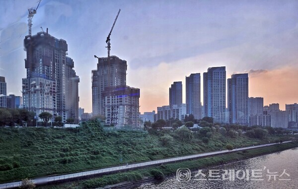 롯데건설이 올해 강남 3구에서 가장 비싼 분양가로 선보인 '청담 르엘'의 특별공급에 2만여명의 현금 무주택자들이 쇄도해 300 대 1이 웃도는 경쟁률을 기록, 1순위 청약에서 신반포 15차 래미안을 웃도는 역대급의 당첨 경쟁이 후끈 달아오를 전망이다. 사진은 청담대교에서 바라본 '청담 르엘' (사진 : 함영원 기자)