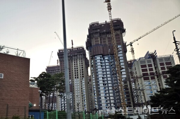  청약홈은 '청담 르엘'의 특별공급에서 2만여명의 무주택자 현금부자들이 쇄도,300 대 1이 웃도는 경쟁률을 기록했다고 집계했다 '청담 르엘'은 1순위 청약에서 500 대 1을 뛰어 넘어  당첨 경쟁이 후끈 달아오를 전망이다. 사진은 올림픽대로에서 바라 본 '청담 르엘' (사진 : 함영원 기자)