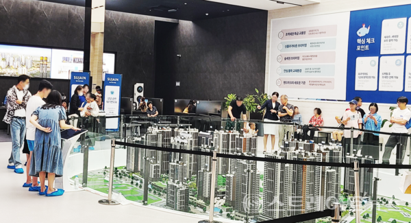 한양이 경기도 김포시 원도심에서 최대 규모로 선보인 '한강 수자인 오브센트'의 모든 주택형이 1순위 청약에서 한 채의 미달 없이 평균 8 대 1 가까운 경쟁률로 미분양의 무덤에서 선전했다.(사진 :함영원 기자)