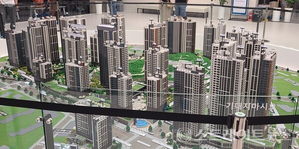 김포 걸포와 북변의 대장 단지로 자리매김할  모두 3058가구 규모의 '한강 수자인 오브센트'의 모형도.(사진 함영원 기자)