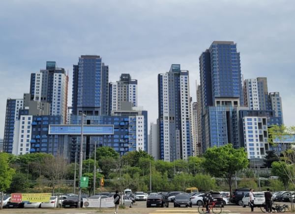 올해 국민평형 거래 최고가 60억원을 기록한 서울 반포 레이안원베일리 아파트 전경. 연합뉴스 제공.