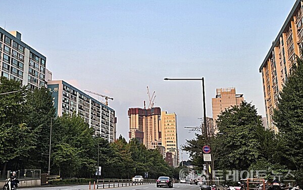 롯데건설이 올해 강남 3구에서 가장 비싼 분양가로 선보인 '청담 르엘'이 1순위 청약에서 667.26 대 1로 '래미안 원펜타스'를 제쳤으나, 당첨자 청약가점 안정권이 '래미안 원펜타스'보다 낮아질 전망이다.사진은 학동로에서 바라본 '청담 르엘' (사진 : 함영원 기자)