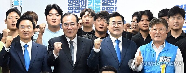 더불어민주당 박찬대 원내대표(맨 앞줄 왼쪽 세번째)가 지난 22일 전남 영광군 장세일 영광군수 후보 사무실에서 장 후보 지지를 선언한 8개 청년단체와 함께 기념 촬영을 하고 있다. 연합뉴스
