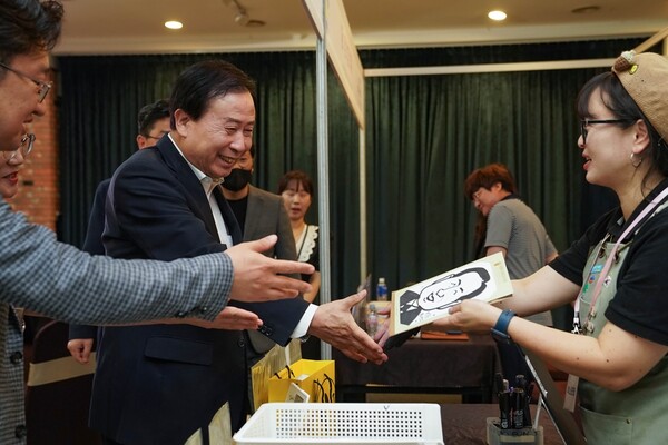 박홍률 목포시장이 청년의 날 행사에 참여한 청년들을 격려했다.(사진=목포시)