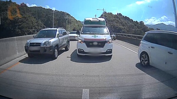 경찰의 도움을 받는 구급차의 모습. 부산경찰청 제공