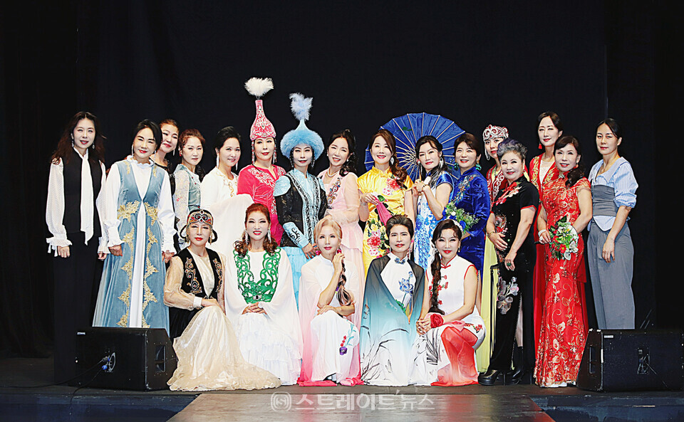 24회 유니버셜모델협회 정기패션쇼를 마치고 단체사진. 양용은 기자 taeji1368@naver.com