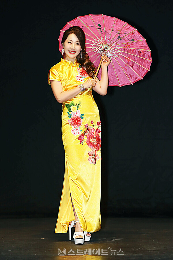 중국 치파오 의상을 입은 시니어 모델 원종숙. 양용은 기자 taeji1368@naver.com