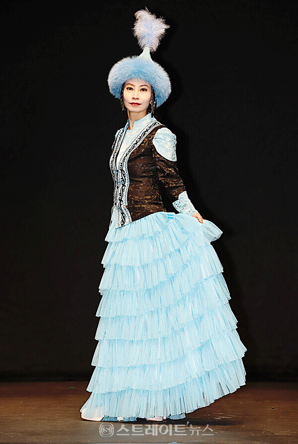 카자흐스탄 전통의상을 입은 시니어 모델 최임숙. 양용은 기자 taeji1368@naver.com