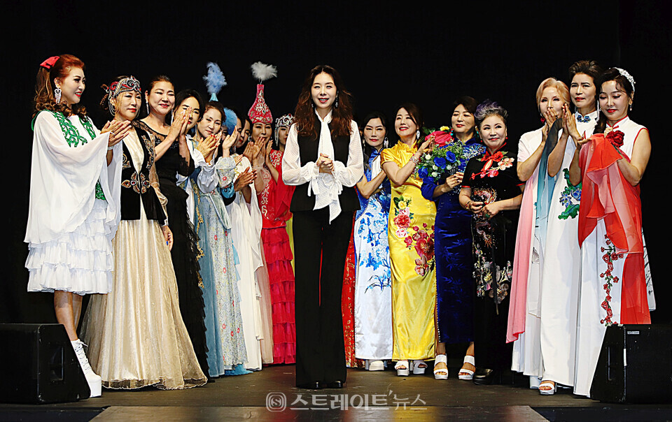 24회 유니버셜모델협회 정기패션쇼 피날레에서 총연출을 맡은 김수정 회장이 무대인사를 하고 있다. 양용은 기자 taeji1368@naver.com