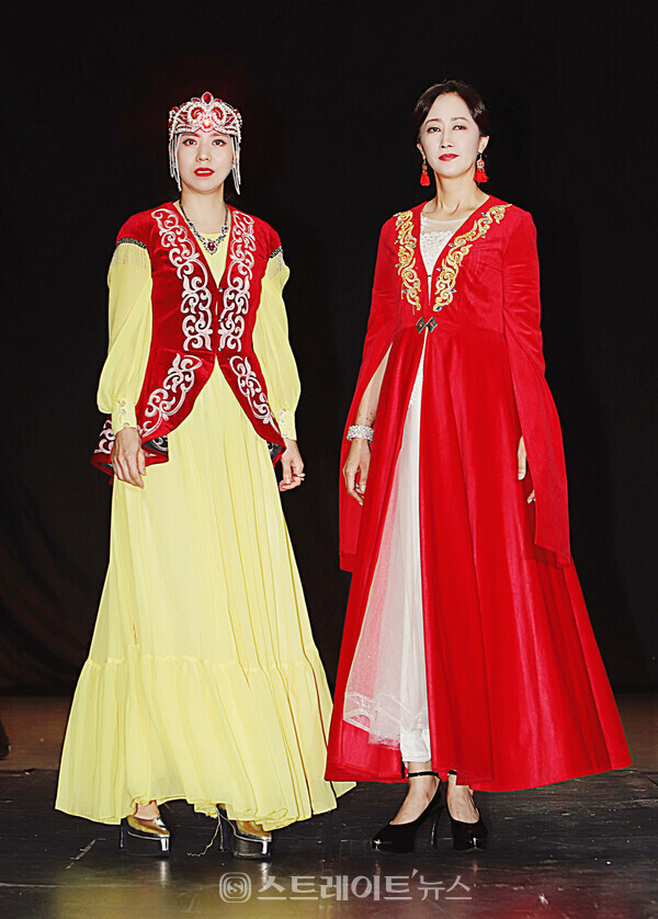 카자흐스탄 전통의상을 입은 시니어 모델 조용선(왼쪽), 손지연. 양용은 기자 taeji1368@naver.com