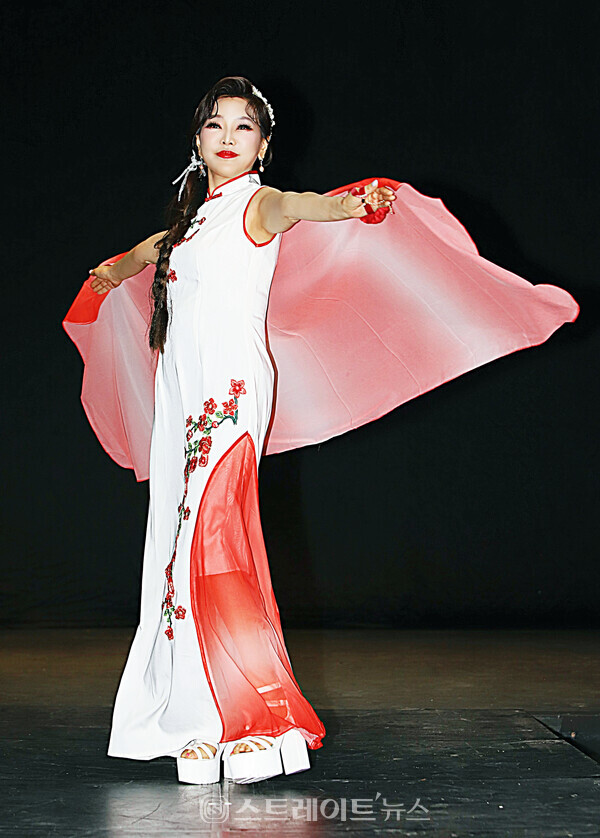 베트남 전통의상 아오자이를 입은 시니어 모델 최은경. 양용은 기자 taeji1368@naver.com