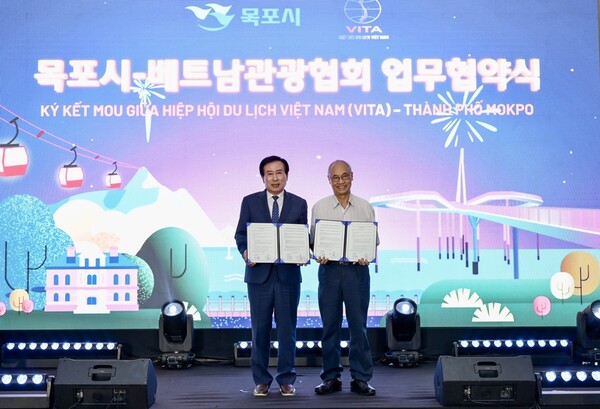 박홍률 목포시장(왼쪽)이 부테민(Vu The Binh)베트남관광협회(VITA)회장과 상호 관광 활성화를 위한 업무협약을 체결했다.(사진=목포시)