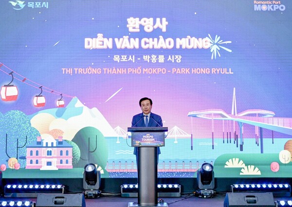 박홍률 목포시장이 베트남 하노이 시 쉐라톤 호텔에서 열린 목포 관광설명회에서 환영사를 진행하고 있다.(사진=목포시)