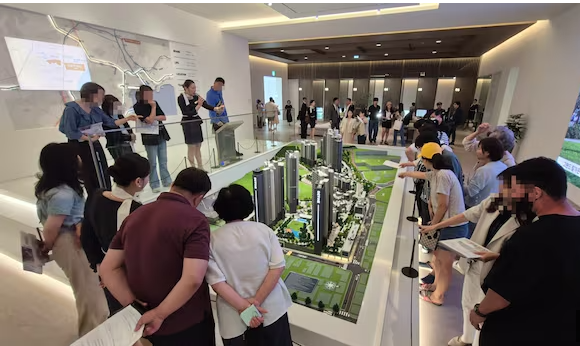 SK에코플랜트의 새로운 프리미엄 주거 브랜드 '드파인'(모델하우스 관람객)이 부산 수영구 광안2 주택재개발구역을 고품격 대단지 탈바꿈한 '드파인 광안'은 3.3㎡(1평)당 평균 분양가가 3363만원으로 부산 재개발 최고가다. 전용 84㎡은 평균 11억6200만원이다. SK에코플랜트 제공