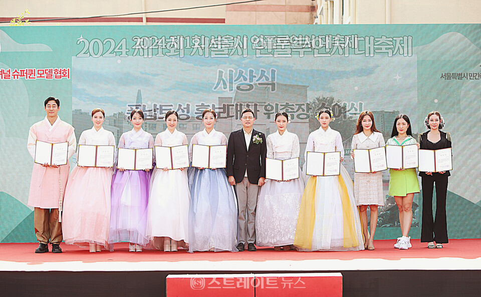 제1회 서울시 인플루언서 대축제 슈퍼퀸 모델들 풍납토성 홍보대사 위촉식 기념촬영 (왼쪽부터) 박민규, 한지혜, 한선영, 방선민, 장이현, 박정훈 국회의원, 최윤희, 이민아, 정윤아, 이지수, 김나경. 양용은 기자 taeji1368@naver.com