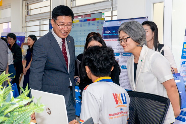학생과 대화하는 김상일 CSR전략팀 상무(왼쪽)와 초록우산 어린이재단 김진 국제사업본부장. 한화생명 제공.