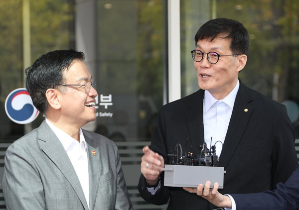 최상목 부총리(왼쪽)과 이창용 한국은행 총재. 연합뉴스 제공.