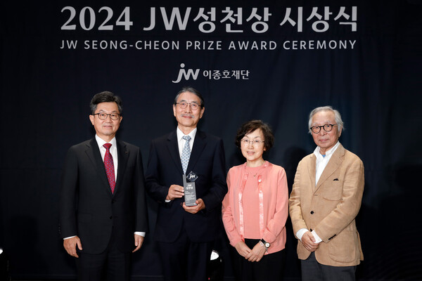 유덕종 에티오피아 세인트폴병원 밀레니엄 의과대학 교수(왼쪽 두 번째)가 기념촬영을 하고 있다. JW중외제약 제공